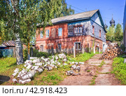 Жилой дом и дрова в Молвитино, село Сусанино, Костромская область (2019 год). Стоковое фото, фотограф Baturina Yuliya / Фотобанк Лори