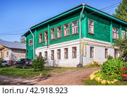 Жилой дом и дрова в Молвитино, село Сусанино, Костромская область (2019 год). Стоковое фото, фотограф Baturina Yuliya / Фотобанк Лори