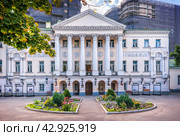 Городская усадьба Демидовых,  библиотека Ушинского, Толмачёвский переулок, Москва (2023 год). Стоковое фото, фотограф Baturina Yuliya / Фотобанк Лори