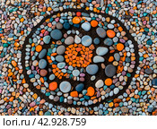 мандала выложенная из цветной гальки. Стоковое AI-изображение, AI-художник Данил Хусаинов / Фотобанк Лори