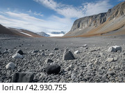 Landscape of antarctic oasis, area free of snow and ice in the otherwise ice-covered continent. Стоковое AI-изображение, AI-художник Евгений Харитонов / Фотобанк Лори