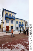 Архангельск, проспект Чумбарова-Лучинского, 20. Люди гуляют по пешеходной улице (2024 год). Редакционное фото, фотограф Ирина Терентьева / Фотобанк Лори