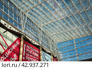Стеклянный фонарь здания торгового центра "Максидом" на улице Передовиков. Санкт-Петербург (2021 год). Редакционное фото, фотограф Александр Щепин / Фотобанк Лори