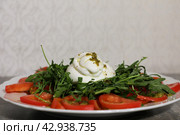 Буррата с помидорами и рукколой. Стоковое фото, фотограф Вероника Павлова / Фотобанк Лори