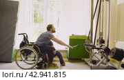 Disabled man training on simulators. Стоковое видео, видеограф Chudakov_Ivan / Фотобанк Лори