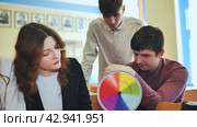 Students in physics class spin Newton's colorful wheel. Стоковое фото, фотограф Mikhail Davidovich / Фотобанк Лори