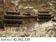 Datong, China , Xuankong Hanging monastery. Висячий монастырь Сюанькун-сы, Китай, провинция Шаньси (2018 год). Стоковое фото, фотограф Римма Тельнова / Фотобанк Лори