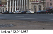 Автомобили едут по Кутузовскому проспекту в Москве. Таймлапс с городским движением машин (2023 год). Редакционное видео, видеограф Константин Григорьев / Фотобанк Лори