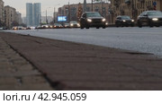 Автомобили едут по Кутузовскому проспекту в Москве (2023 год). Редакционное видео, видеограф Константин Григорьев / Фотобанк Лори
