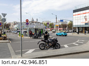 Молодая женщина байкер в шлеме (2024 год). Редакционное фото, фотограф Андрей Иванов / Фотобанк Лори
