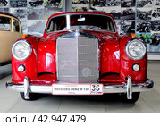 Автомобиль Мерседес-Бенц w-120 1959 годп выпуска. Экспонат музея автосервисцентра Магистраль на трассе М- 114. Вологда (2024 год). Редакционное фото, фотограф Владимир Кошарев / Фотобанк Лори