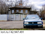 Брошенный автомобиль с отсутствующим номерным знаком (2024 год). Редакционное фото, фотограф Владимир Кошарев / Фотобанк Лори