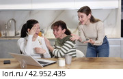 Women are sitting at computer and are immensely happy. Стоковое видео, видеограф Яков Филимонов / Фотобанк Лори