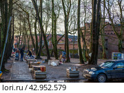 .Блошиный рынок у башни Врангеля  Калининград (2023 год). Редакционное фото, фотограф Сергей Афанасьев / Фотобанк Лори
