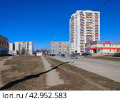 Городской пейзаж с видом на улицу Володарского и Жилой дом «Огни Вагонки» . Дзержинский район. Нижний Тагил, Свердловская область (2024 год). Редакционное фото, фотограф Сергей Афанасьев / Фотобанк Лори