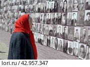 Пожилая женщина возле стены памяти. Город Тюмень (2016 год). Редакционное фото, фотограф Александр Тараканов / Фотобанк Лори