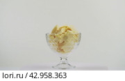 Spinning transparent saucer with biscuits against white background. Стоковое видео, видеограф Гурьянов Андрей / Фотобанк Лори