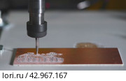 machine with numerical control CNC carries out milling of printed circuit boards, Circuit Engraving, Diy Circuit Boards PCB, 4K. Стоковое видео, видеограф Ольга Ильина / Фотобанк Лори