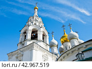 Храм Святителя Николая в Пыжах. Солнечный день. Улица Большая Ордынка. Москва. Россия (2024 год). Редакционное фото, фотограф E. O. / Фотобанк Лори