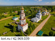 Вид с высоты на колокольню и две церкви в Великорецком (аэросъемка 2022 года) Стоковое фото, фотограф Владислав Самошкин / Фотобанк Лори