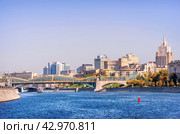 Москва-река с борта теплохода, мост Богдана Хмельницкого, Ростовская набережная, Москва (2023 год). Стоковое фото, фотограф Baturina Yuliya / Фотобанк Лори