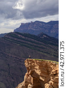 "Язык Тролля" в старом Гооре, Дагестан (2021 год). Редакционное фото, фотограф Римма Тельнова / Фотобанк Лори