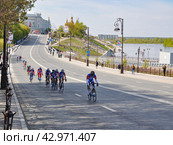Город Тюмень. Велогонка посвященная Дню победы. Никольский мост (2016 год). Редакционное фото, фотограф Александр Тараканов / Фотобанк Лори
