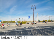 Город Тюмень. Велогонка посвященная Дню победы. Никольский спуск (2016 год). Редакционное фото, фотограф Александр Тараканов / Фотобанк Лори