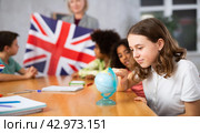 students listen to woman teacher who talks about Great Britain. Стоковое фото, фотограф Яков Филимонов / Фотобанк Лори