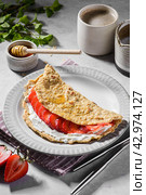 oatmeal pancake with cream cheese and strawberries. Стоковое фото, фотограф Julia Lavleis / Фотобанк Лори