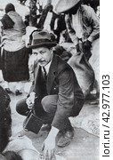 Николай Иванович Вавилов (1887-1943) - русский и советский учёный-генетик, ботаник, селекционер, химик, географ, общественный и государственный деятель. Н.И. Вавилов за отбором семян. Мексика, 1930 год. Стоковое фото, фотограф Сергей Елизарьев / Фотобанк Лори