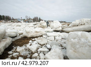Огромные льдины на берегу. Весенний ледоход (2024 год). Стоковое фото, фотограф Яковлев Сергей / Фотобанк Лори