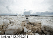 Огромные льдины на берегу. Весенний ледоход (2024 год). Стоковое фото, фотограф Яковлев Сергей / Фотобанк Лори