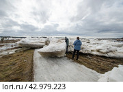 Огромные льдины на берегу. Весенний ледоход (2024 год). Стоковое фото, фотограф Яковлев Сергей / Фотобанк Лори