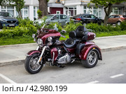 Трицикл Harley-Davidson припаркован на улице, вид спереди сбоку. Редакционное фото, фотограф Константин Григорьев / Фотобанк Лори