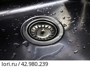 Drain in stainless steel sink with a mesh lid close-up. Стоковое фото, фотограф Константин Григорьев / Фотобанк Лори