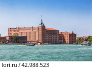 Вид на отель Hilton Molino Stucky на острове Джудекка со стороны канала Джудекка. Венеция, Италия (2017 год). Редакционное фото, фотограф Наталья Волкова / Фотобанк Лори