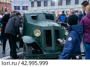 Военный бронированный автомобиль с автоматом времен ВОВ выставленный в музее военной техники под открытым небом на Красной площади в Москве в ноябре 2023 года, люди с интересом смотрят на технику. Редакционное фото, фотограф Елизавета Корнилова / Фотобанк Лори