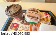 Moscow April 10 2024. Ordering on a tray at a burger king. Fast food restaurant and self-service checkouts Indoor Burger king. Fast food restaurant and self-service checkouts. Редакционное фото, фотограф Скрипачев Антон / Фотобанк Лори