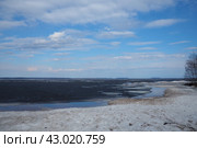 Lake Onega is a lake in northwestern Russia, on the territory of the Republic of Karelia, Leningrad Oblast and Vologda Oblast. It belongs to the basin of the Baltic Sea. Ice melting in early spring. Стоковое фото, фотограф Юлия Петровская / Фотобанк Лори