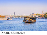 Москва-река с борта теплохода, Андреевский мост и корабль Морис, Москва (2023 год). Редакционное фото, фотограф Baturina Yuliya / Фотобанк Лори