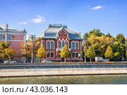 Москва-река с борта теплохода, особняк Цветкова, Пречистенская набережная, Москва (2023 год). Стоковое фото, фотограф Baturina Yuliya / Фотобанк Лори