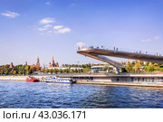 Москва-река, Кремль, парк "Зарядье", Парящий мост. Москва (2023 год). Редакционное фото, фотограф Baturina Yuliya / Фотобанк Лори