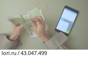 Male hands counts money and summarize the result on the calculator. Стоковое видео, видеограф Chudakov_Ivan / Фотобанк Лори