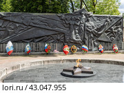 Мемориальный комплекс Воинам-валдайцам, павшим смертью героев в годы Великой Отечественной войны. Вечный огонь перед памятником с барельефом и списком погибших. Город Валдай, Новгородская область, Россия. Редакционное фото, фотограф Андрей Степанов / Фотобанк Лори