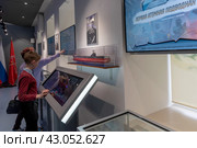 Люди рассматривают экспонаты, рассказывающие об атомных подводных лодках. Центр истории ликвидации последствий радиационных аварий и катастроф Отечества. Санкт-Петербург (2024 год). Редакционное фото, фотограф Румянцева Наталия / Фотобанк Лори