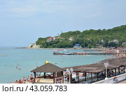 View of the beach and mount camel. Russia, Krasnodar territory, village of Arkhipo-Osipovka, June 15, 2018. Редакционное фото, фотограф Сергей Н / Фотобанк Лори