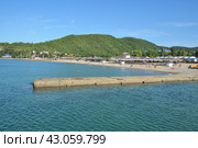 View of the beach and mount Camel. Russia, Krasnodar region, Arkhipo-Osipovka village, June 18, 2018. Редакционное фото, фотограф Сергей Н / Фотобанк Лори