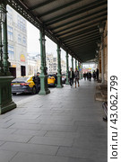 Москва. Улица Петровка, подъезды Большого театра (2024 год). Редакционное фото, фотограф Андрей Иванов / Фотобанк Лори