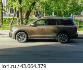 Brown SUV GAC GS8 parked in city street, side view (2024 год). Редакционное фото, фотограф Константин Григорьев / Фотобанк Лори